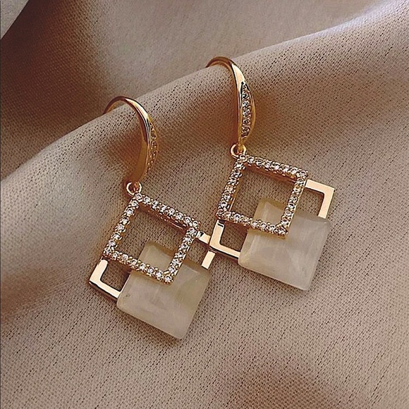 Jewelry - HostPick!🥳🔥2for$25🔥Rhinestone Geo Drop earrings